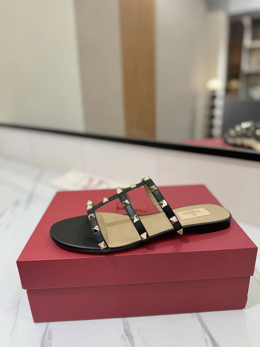 Minimalist Valentino Slippers 35881