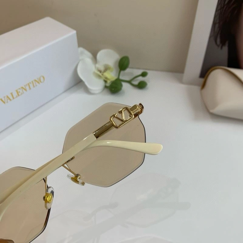 Valentino Sunglasses Supportive 282428
