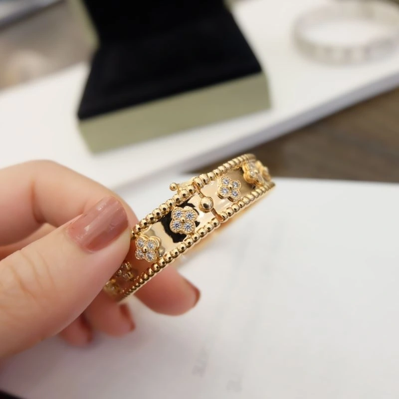 Attractive Vca Bracelets 255399