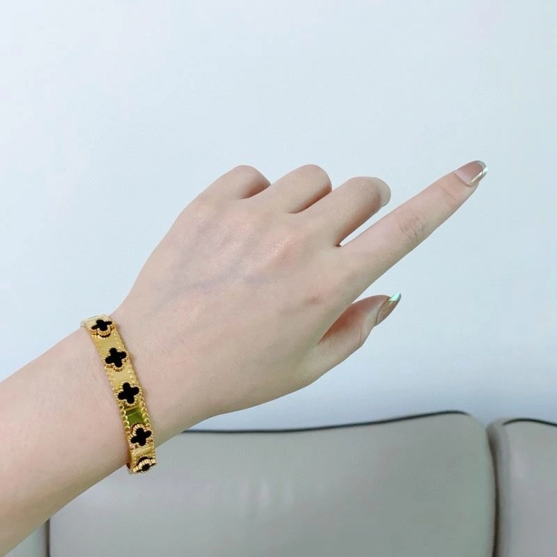 Seasonal Vca Bracelets 255345