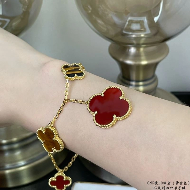 UrbanChic Vca Bracelets 255287