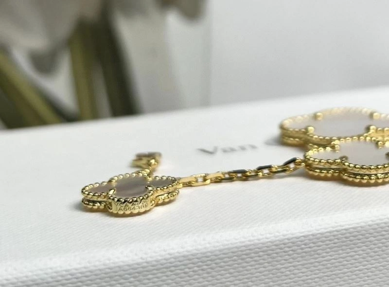 Minimalist Vca Bracelets 255285