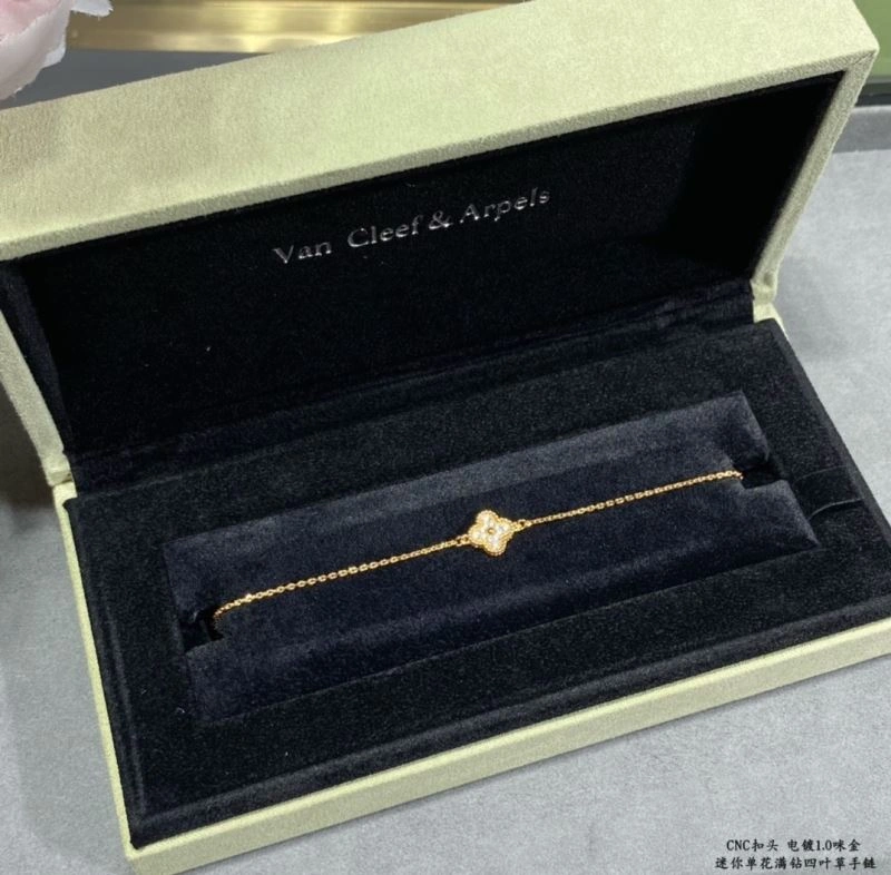 Lightweight Vca Bracelets 255295