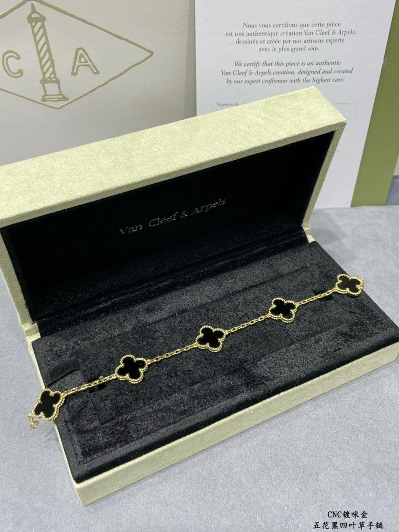Seasonal Vca Bracelets 255062
