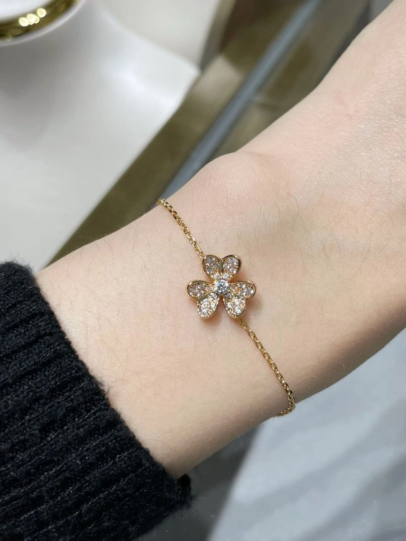 Refined Vca Bracelets 255040