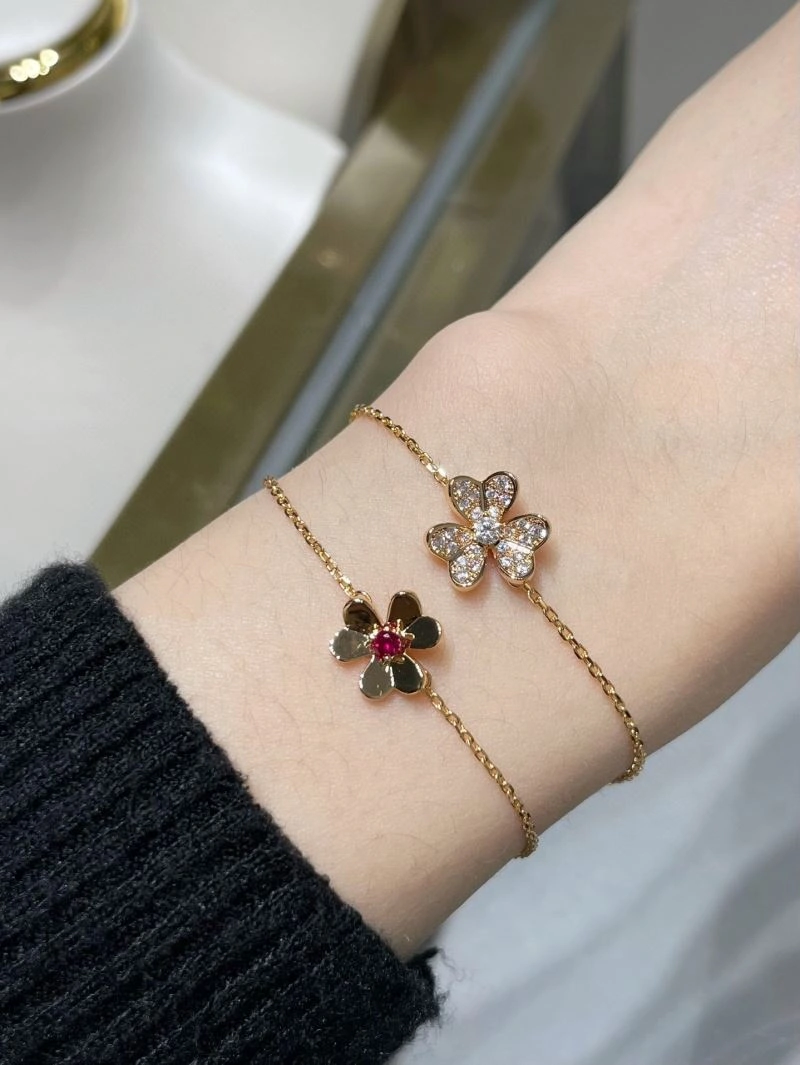 Refined Vca Bracelets 255040