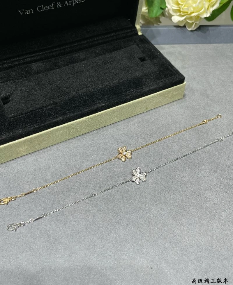 Refined Vca Bracelets 255040