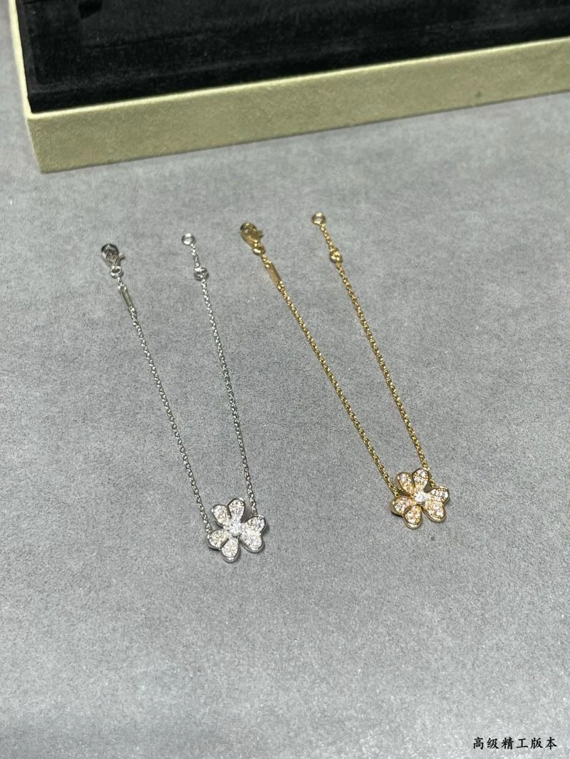 Refined Vca Bracelets 255040