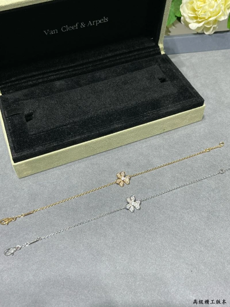 Refined Vca Bracelets 255040