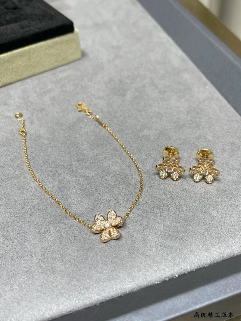 Refined Vca Bracelets 255040