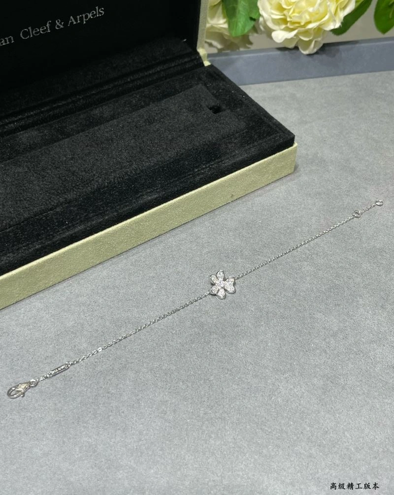 Refined Vca Bracelets 255040