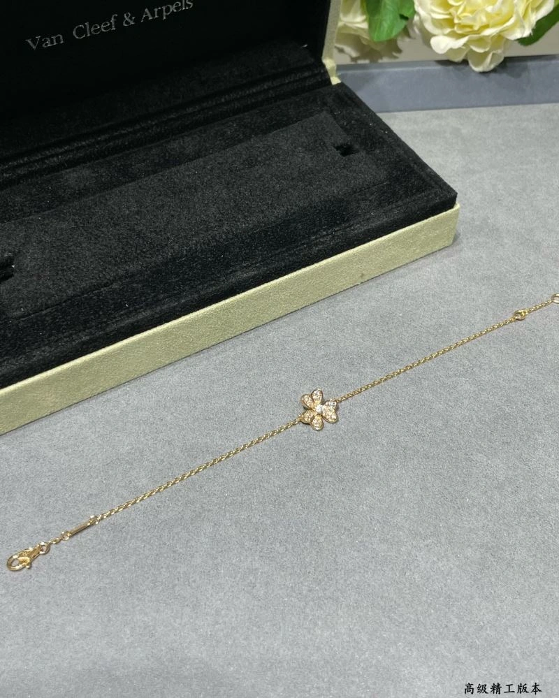 Refined Vca Bracelets 255040