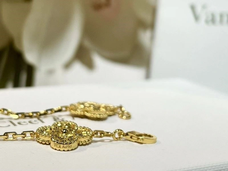 Refined Vca Bracelets 254873
