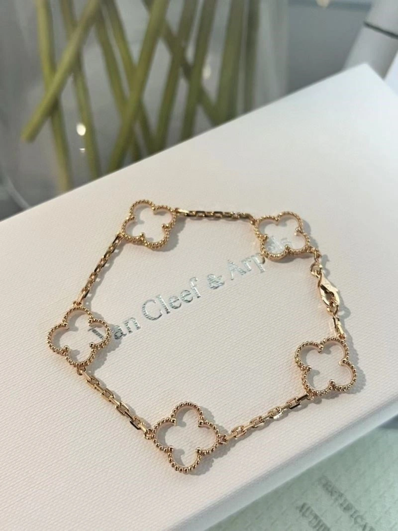 Refined Vca Bracelets 254868