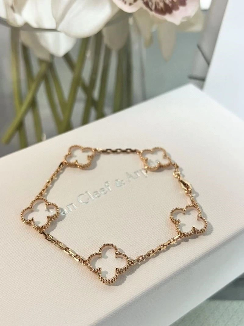 Refined Vca Bracelets 254868