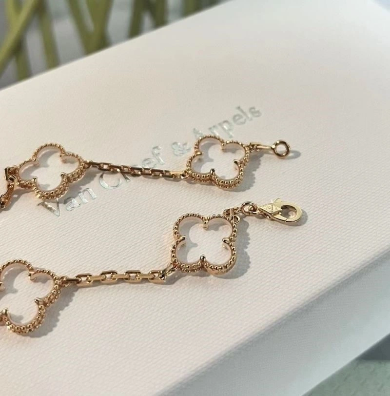 Refined Vca Bracelets 254868