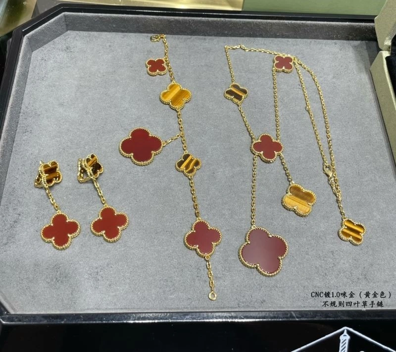 Seasonal Vca Bracelets 254845