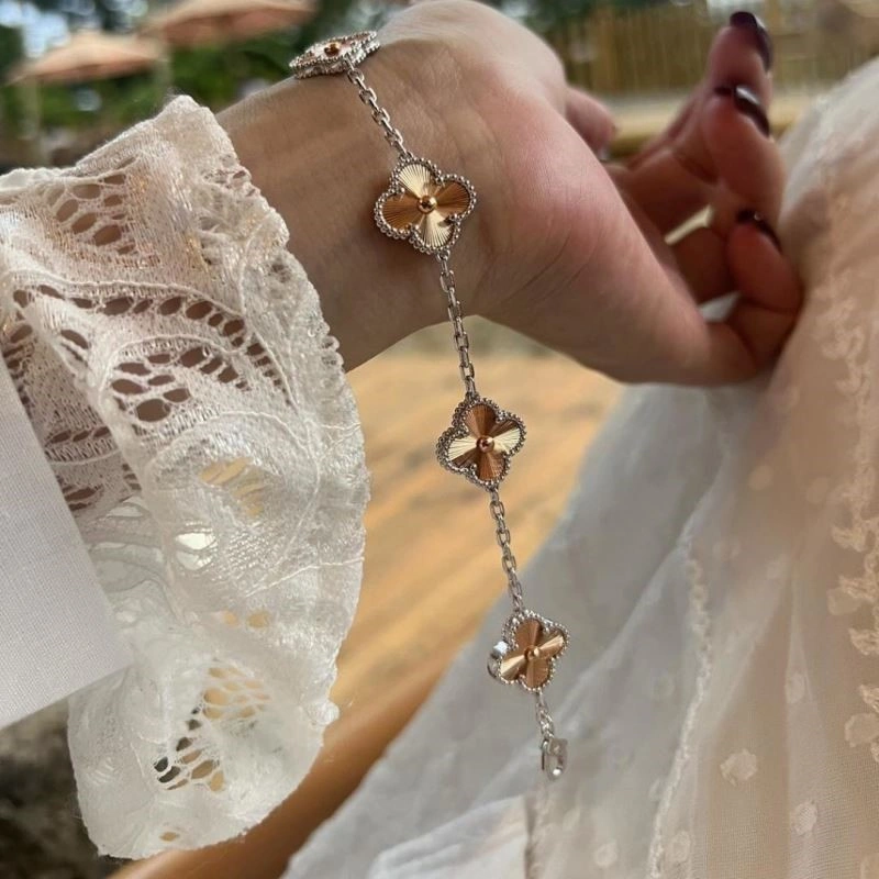 Seasonal Vca Bracelets 254426