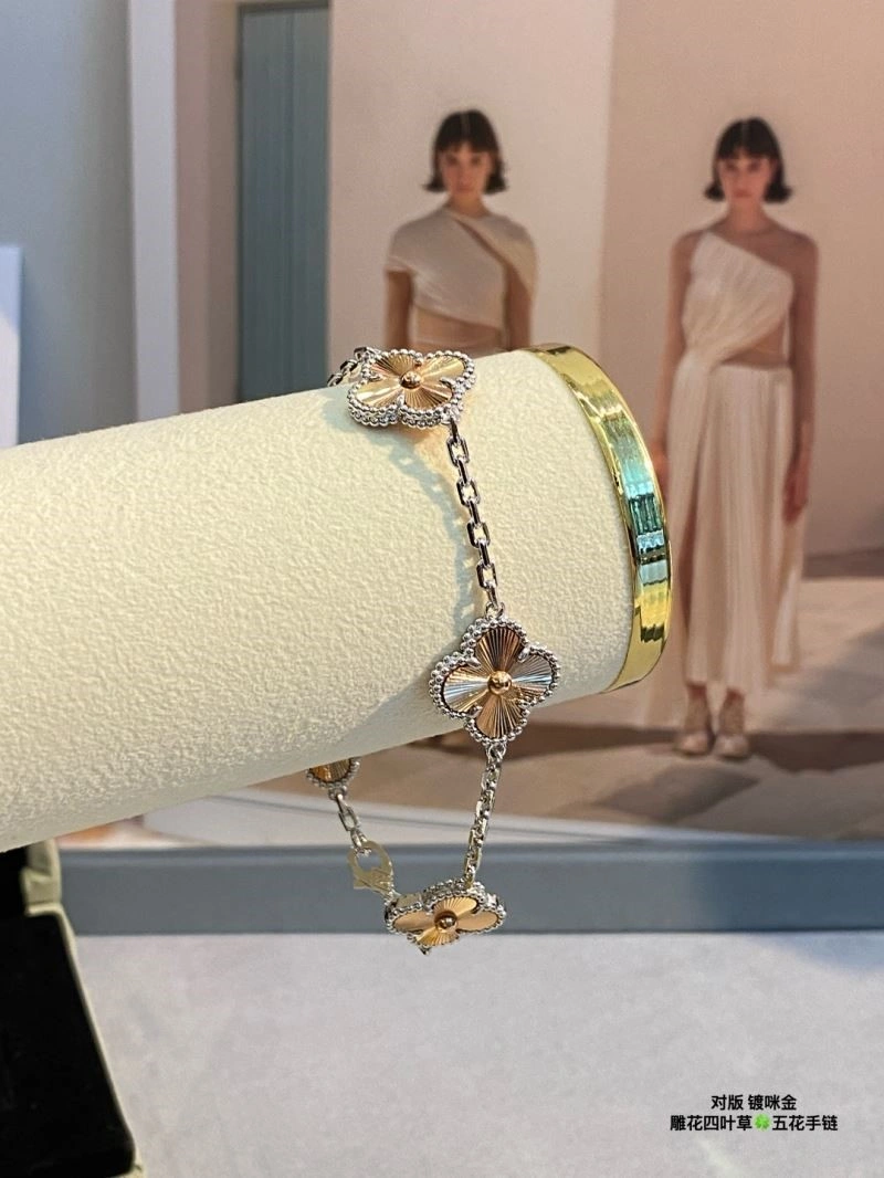 Seasonal Vca Bracelets 254426