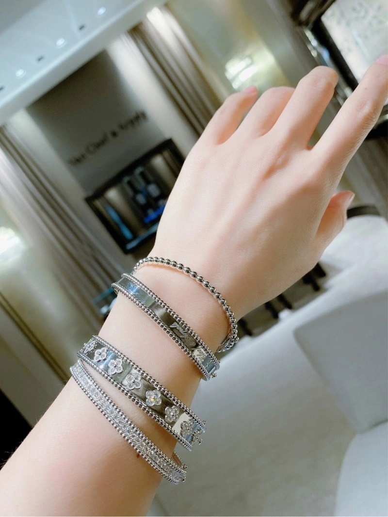 Sporty Vca Bracelets 254265