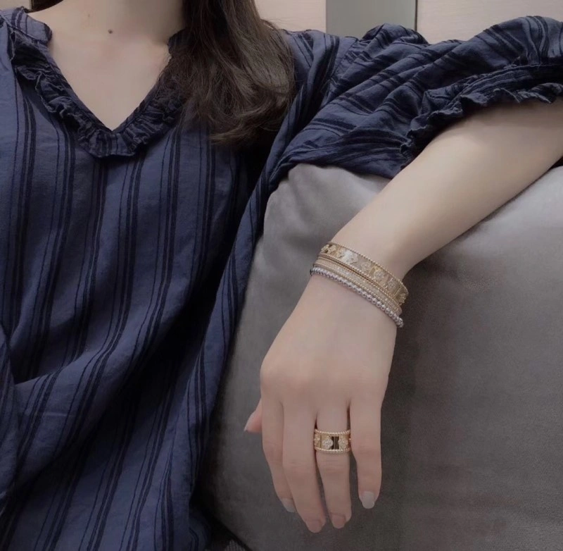 Sporty Vca Bracelets 254265