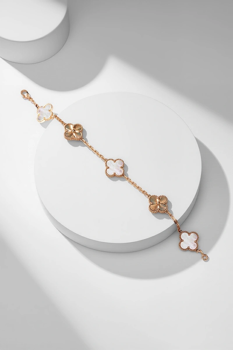 Lightweight Vca Bracelets 254117