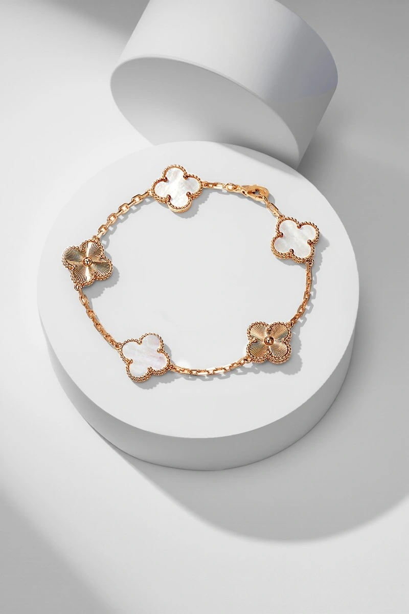 Lightweight Vca Bracelets 254117