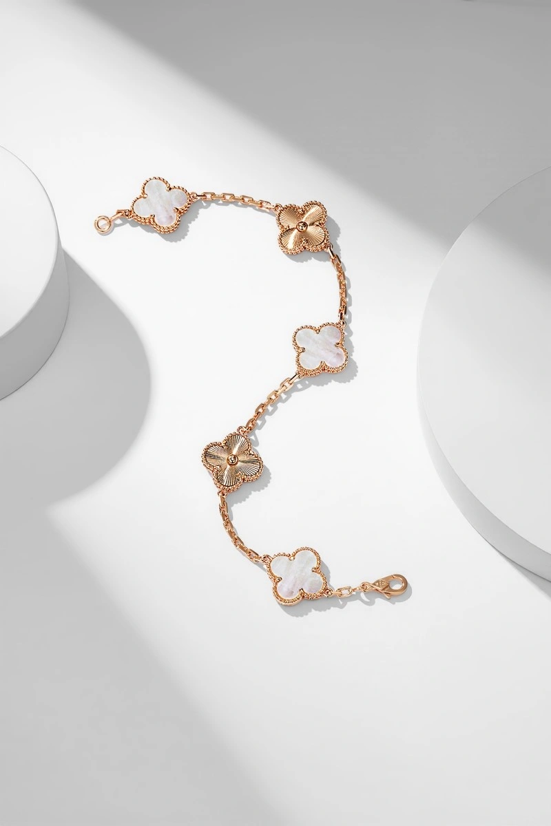 Lightweight Vca Bracelets 254117