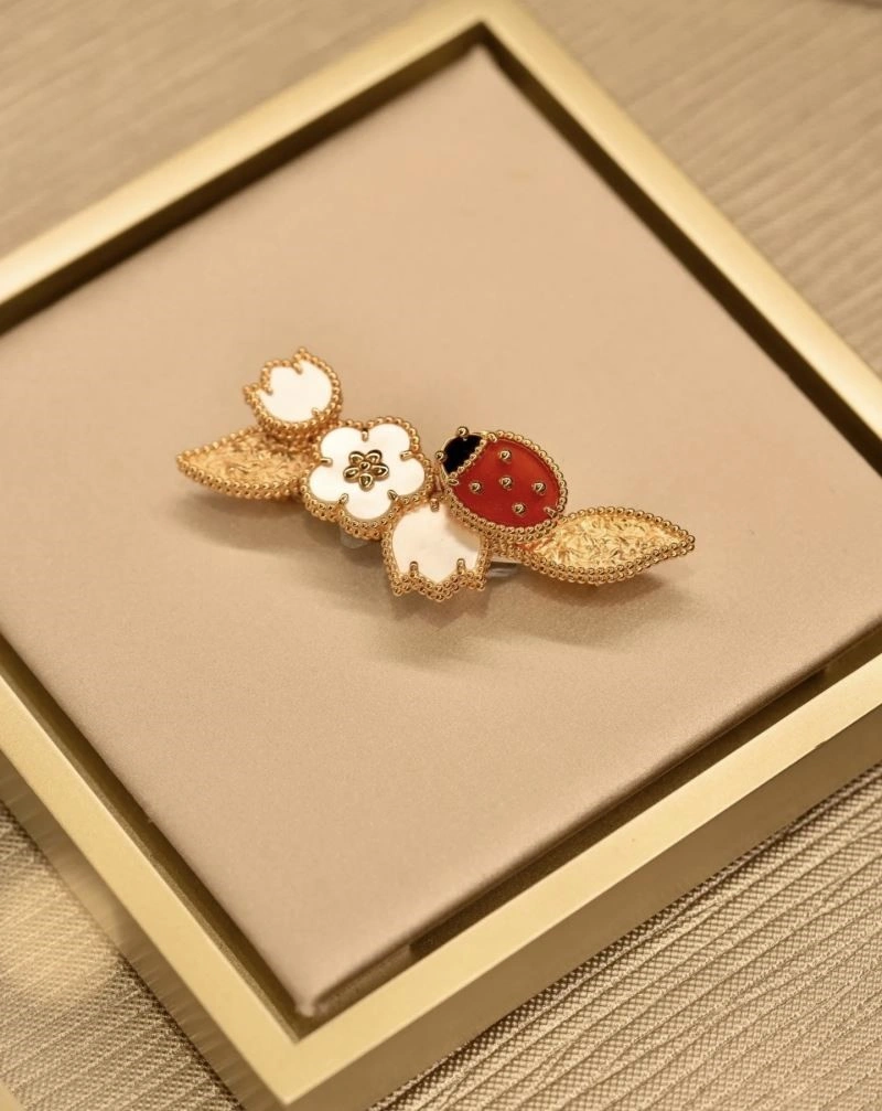 Cozy Vca Brooches 254780