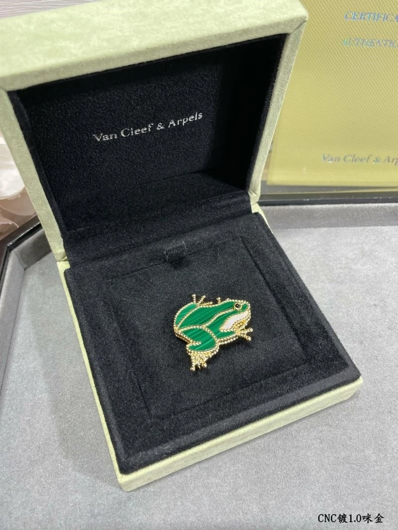 GoodFit Vca Brooches 254776