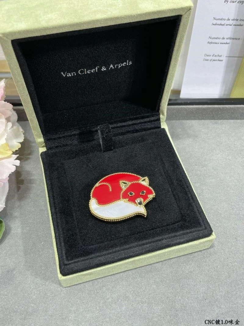 Lightweight Vca Brooches 254768