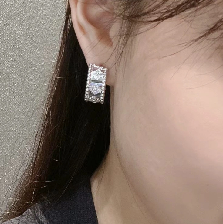 Flexible Vca Earrings 255486