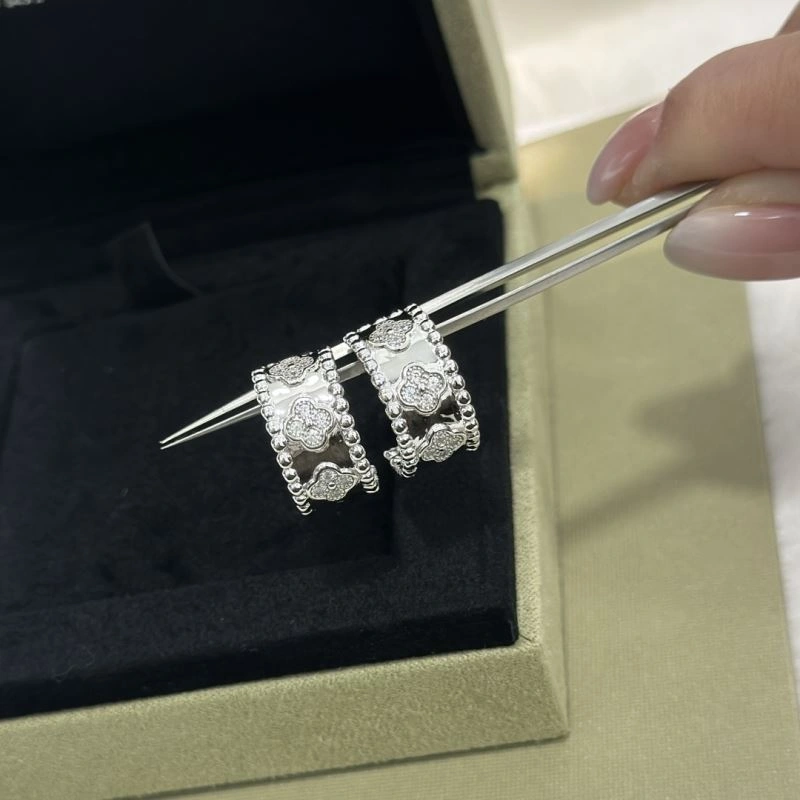 Flexible Vca Earrings 255486