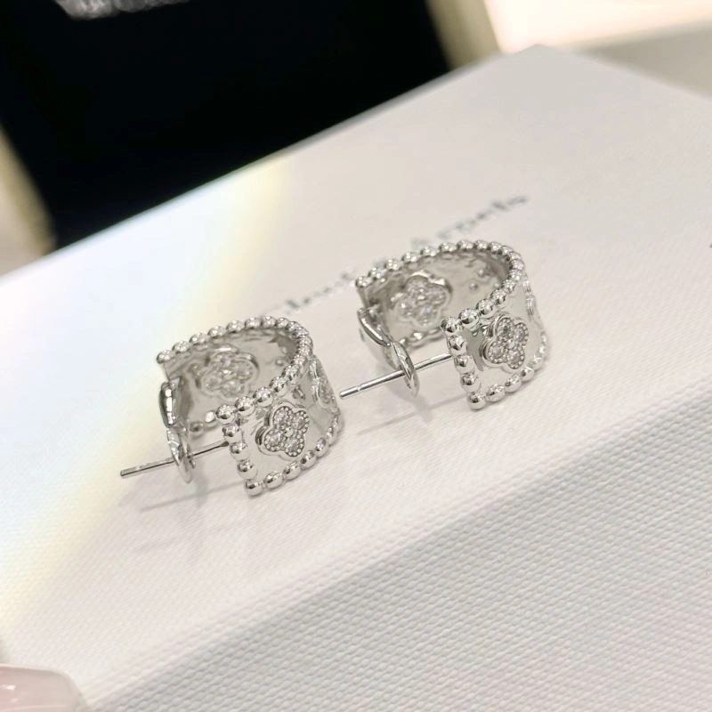 Flexible Vca Earrings 255486