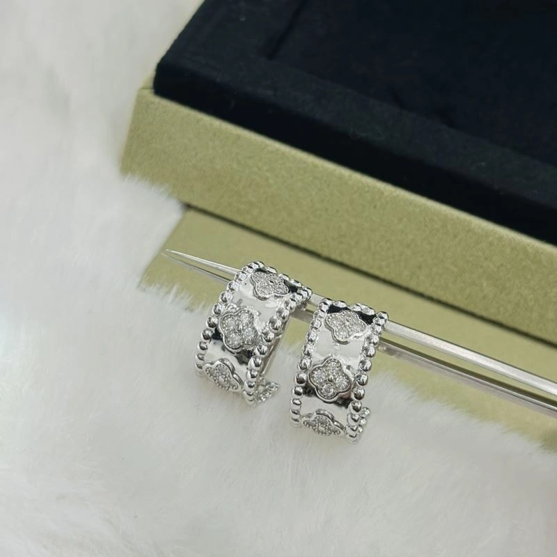 Flexible Vca Earrings 255486
