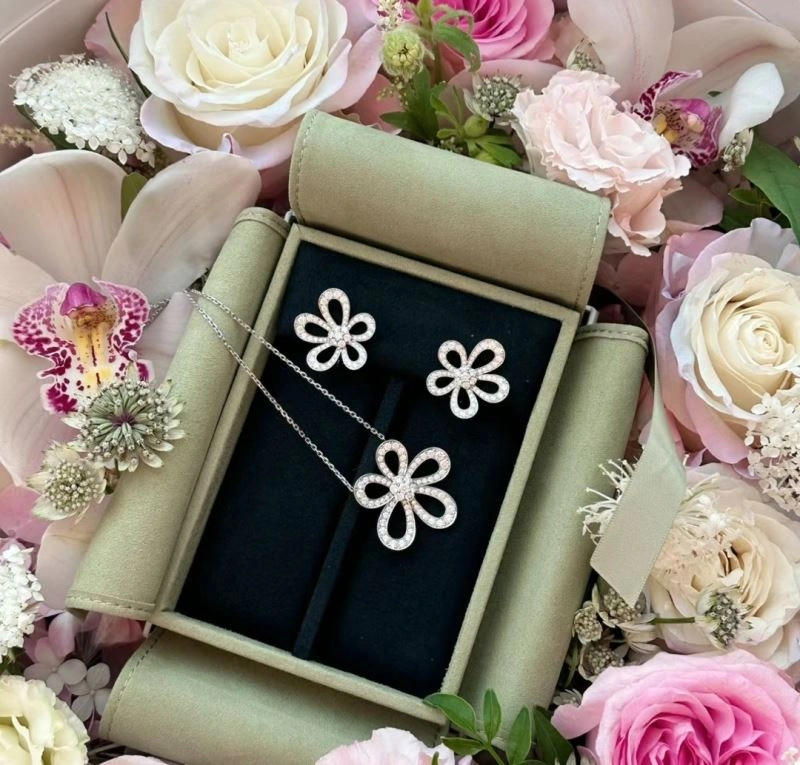Contemporary Vca Earrings 255395