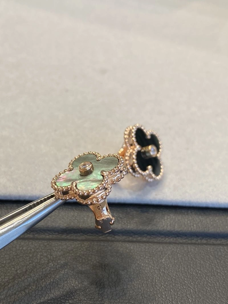 Vca Earrings ModernLook 255011
