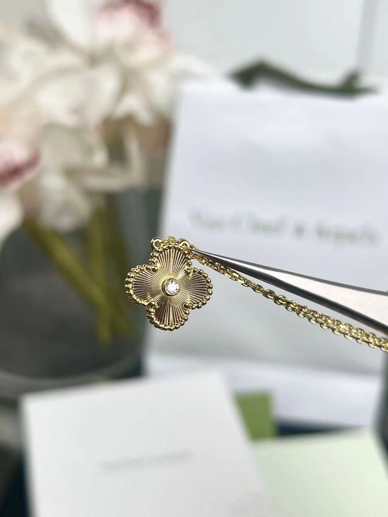Vca Necklaces Sleek 255156