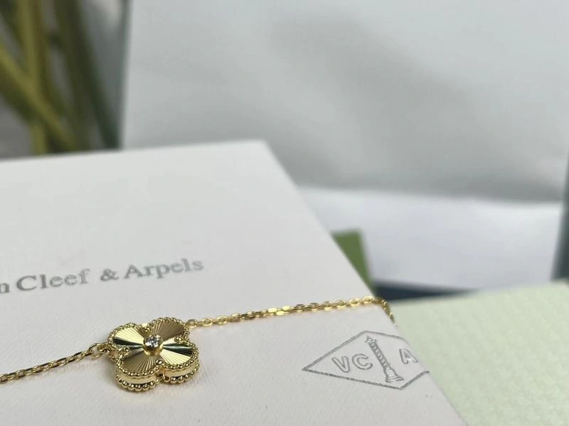 Vca Necklaces Sleek 255156