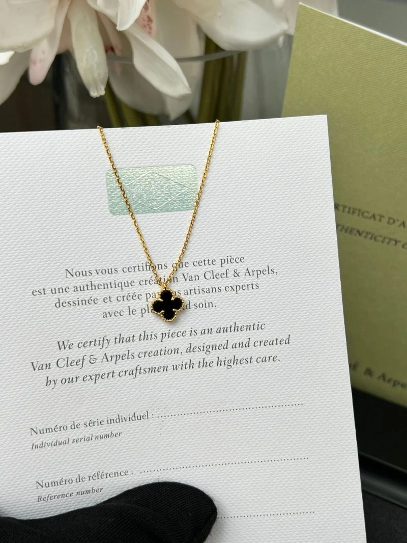 Sporty Vca Necklaces 255165