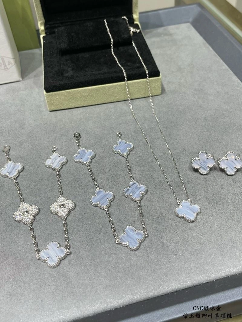 Lightweight Vca Necklaces 254970