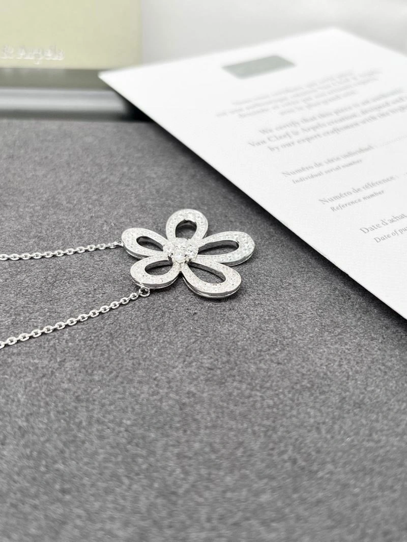 Supportive Vca Necklaces 254946