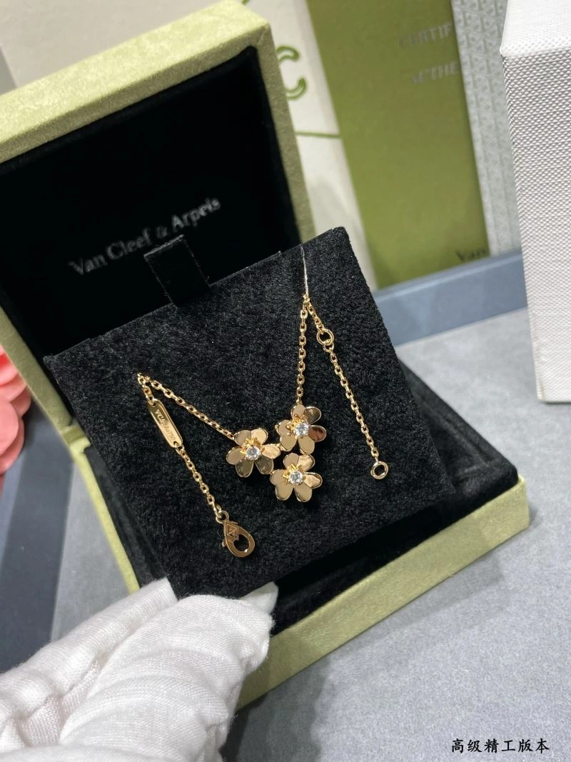 Functional Vca Necklaces 254908