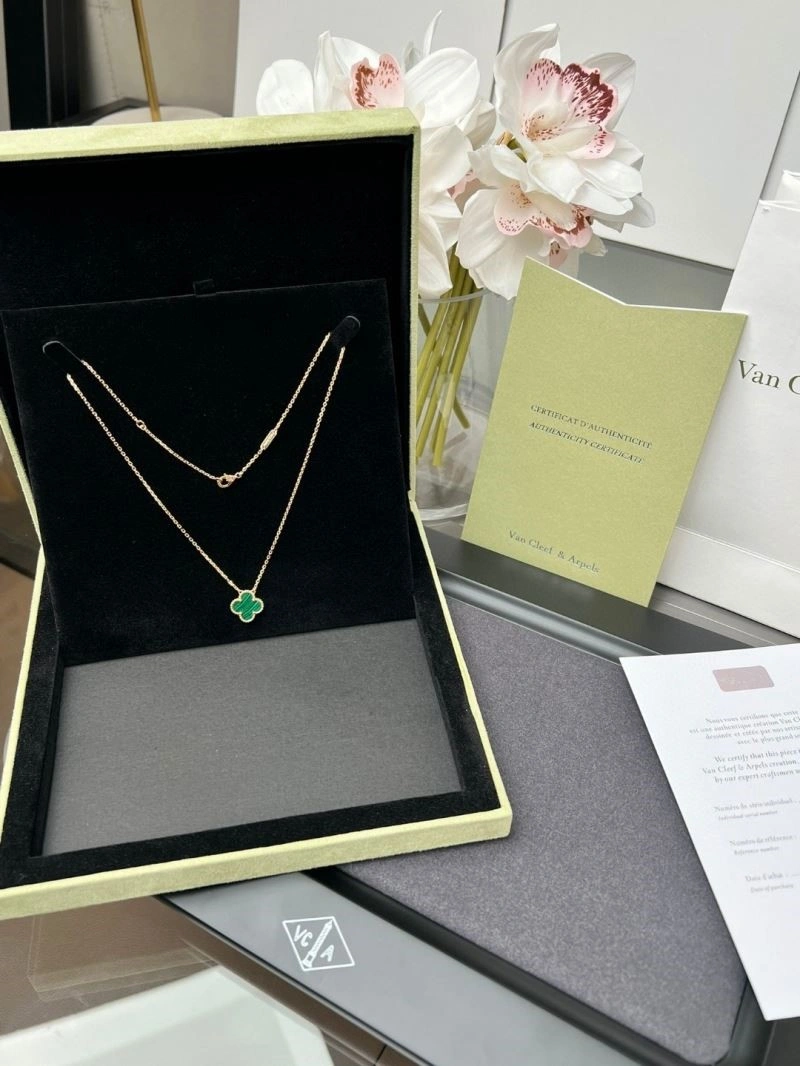 Versatile Vca Necklaces 254648