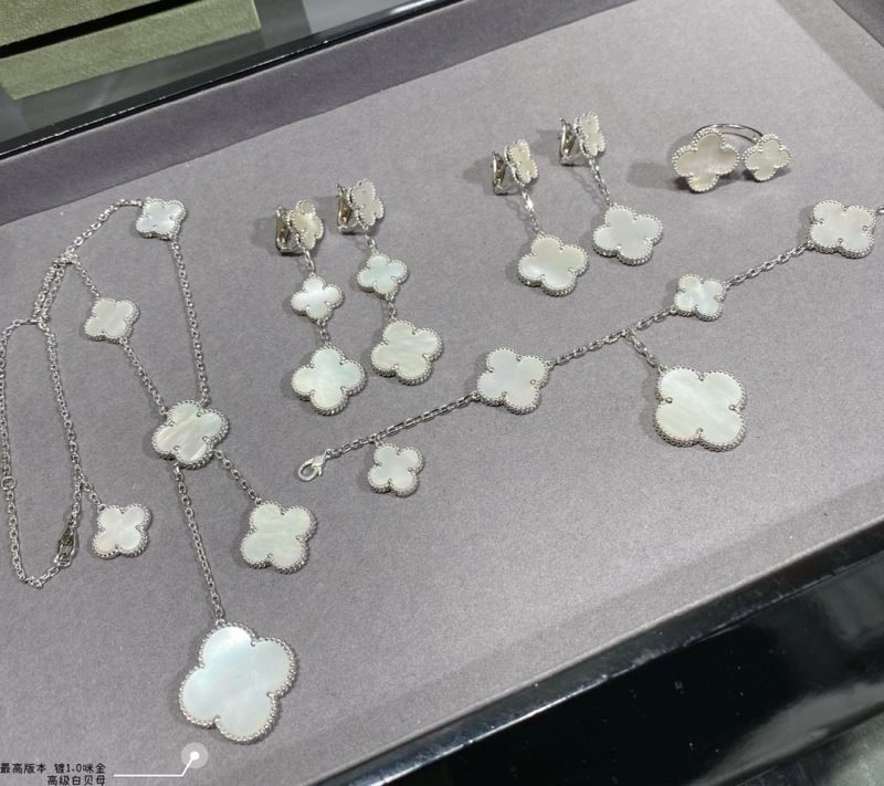 Vca Necklaces Supportive 254665