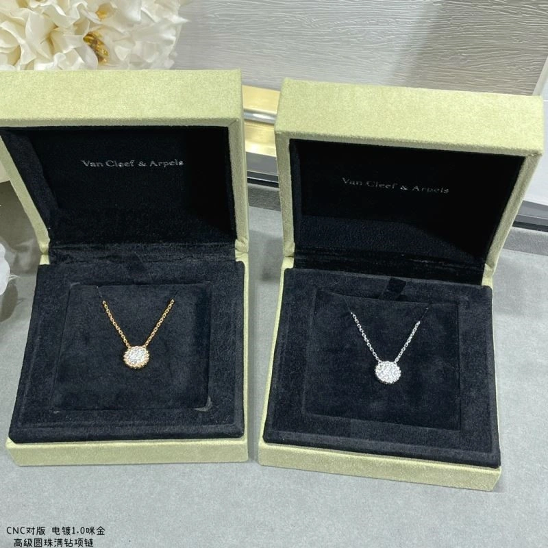 RelaxedFit Vca Necklaces 254629