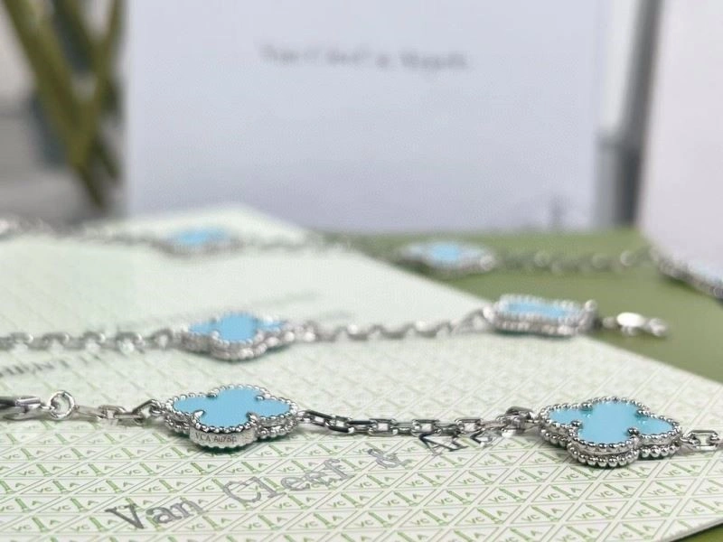 Sporty Vca Necklaces 254512