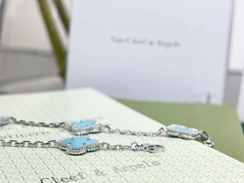Sporty Vca Necklaces 254512
