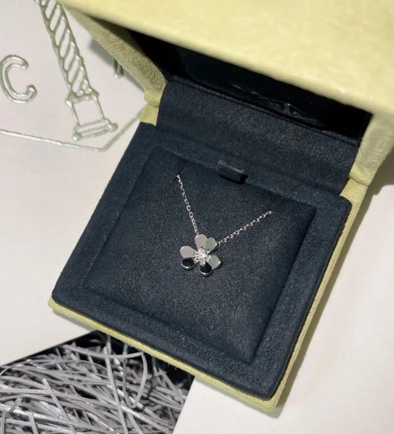 WeatherProof Vca Necklaces 254349