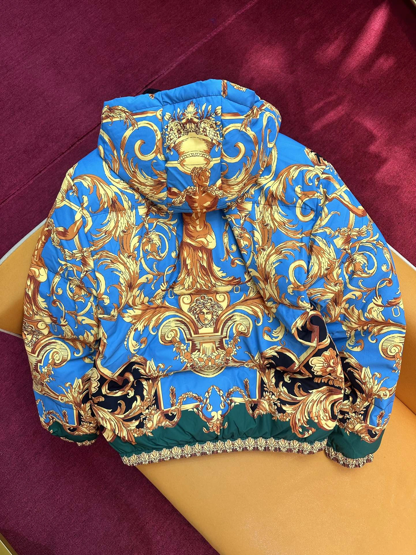 Effortless Versace Down Jackets 175779